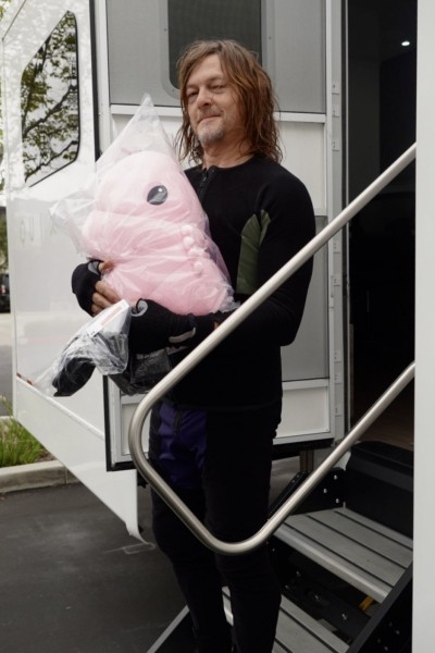 Норман Ридус, Эль Фаннинг и другие на свежих закулисных фото Death Stranding 2 Норман Ридус, Эль Фаннинг и другие на свежих закулисных фото Death Stranding 2