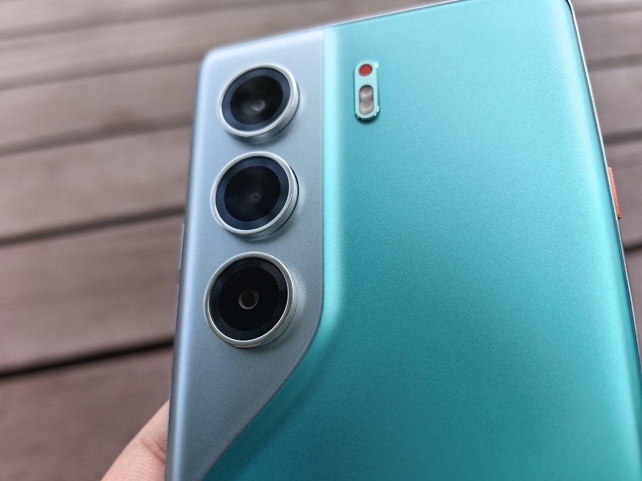 Обзор TECNO CAMON 40 Pro: мощь, ИИ и стиль