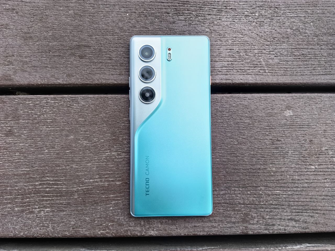 Обзор TECNO CAMON 40 Pro: мощь, ИИ и стиль