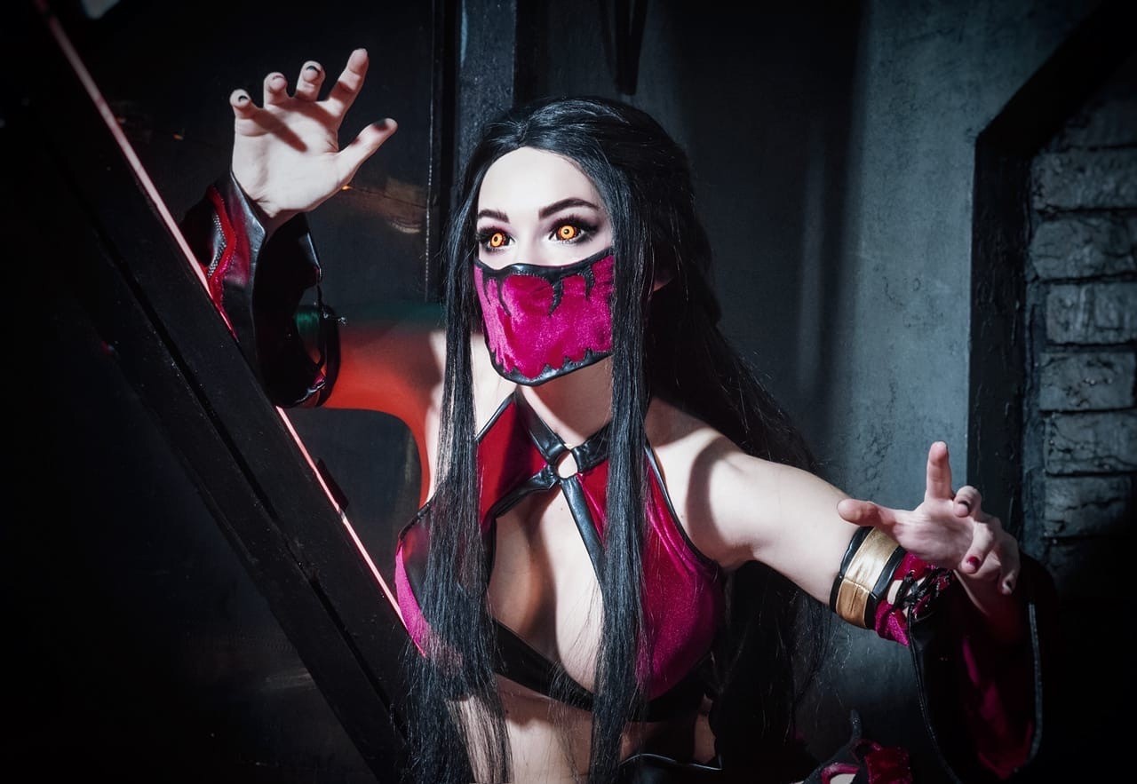 Улыбка с клыками: Милина из Mortal Kombat вышла на охоту!