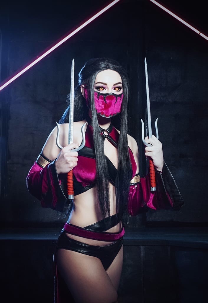 Улыбка с клыками: Милина из Mortal Kombat вышла на охоту!