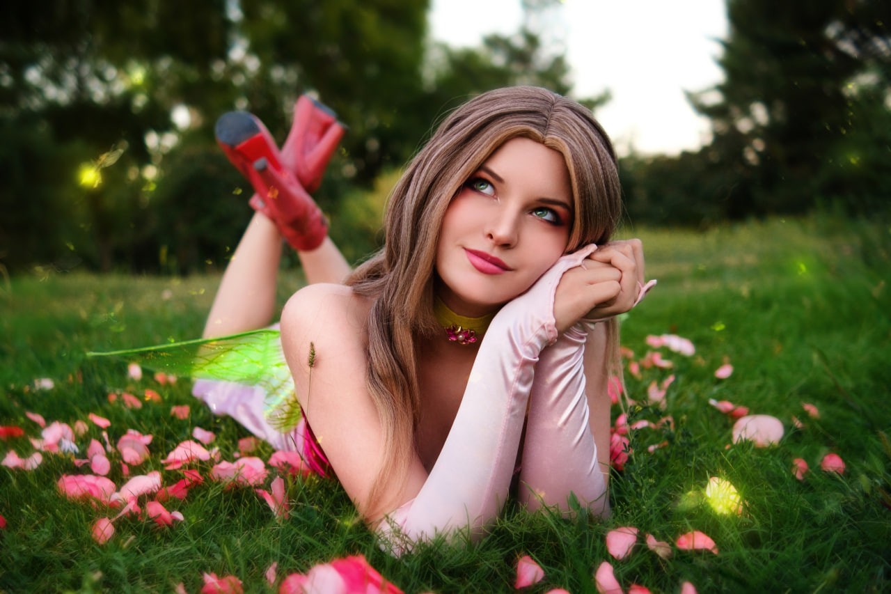 Winx: косплей Флоры — магия природы в кадре