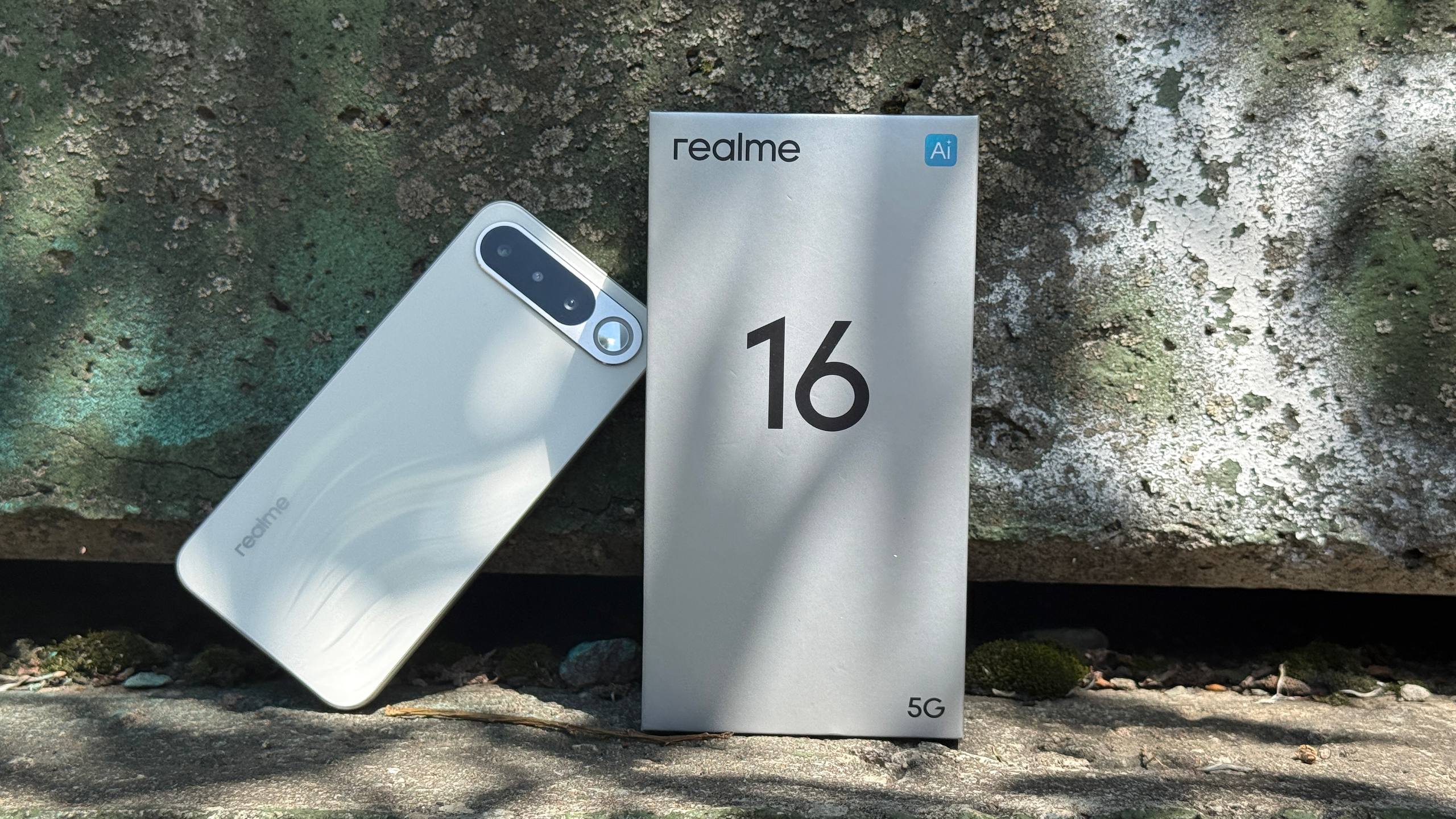 Realme 16 5G рядом с коробкой