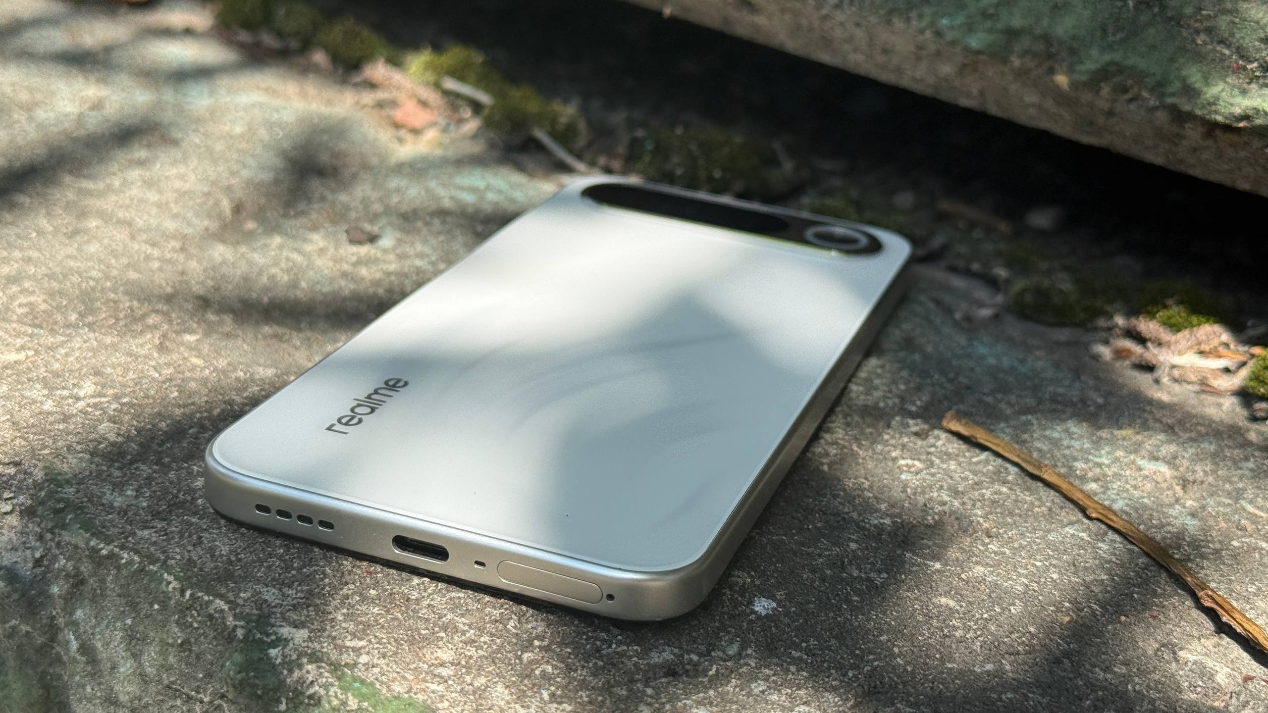 Realme 16 5G — нижний торец с портом USB Type-C и динамиком