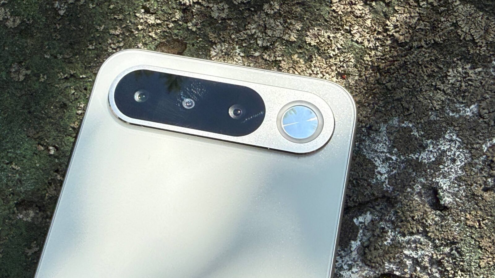 Realme 16 5G — крупный план тройного модуля камер