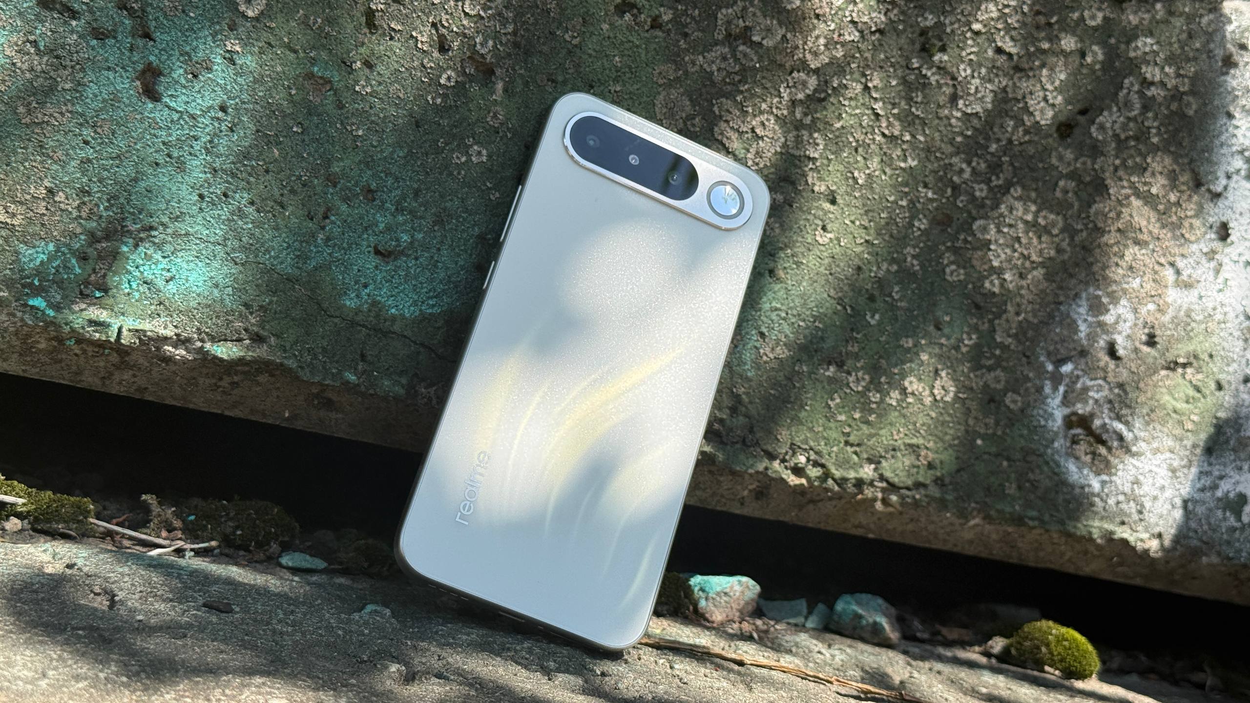 Realme 16 5G, вид сзади под углом, белый цвет с переливами