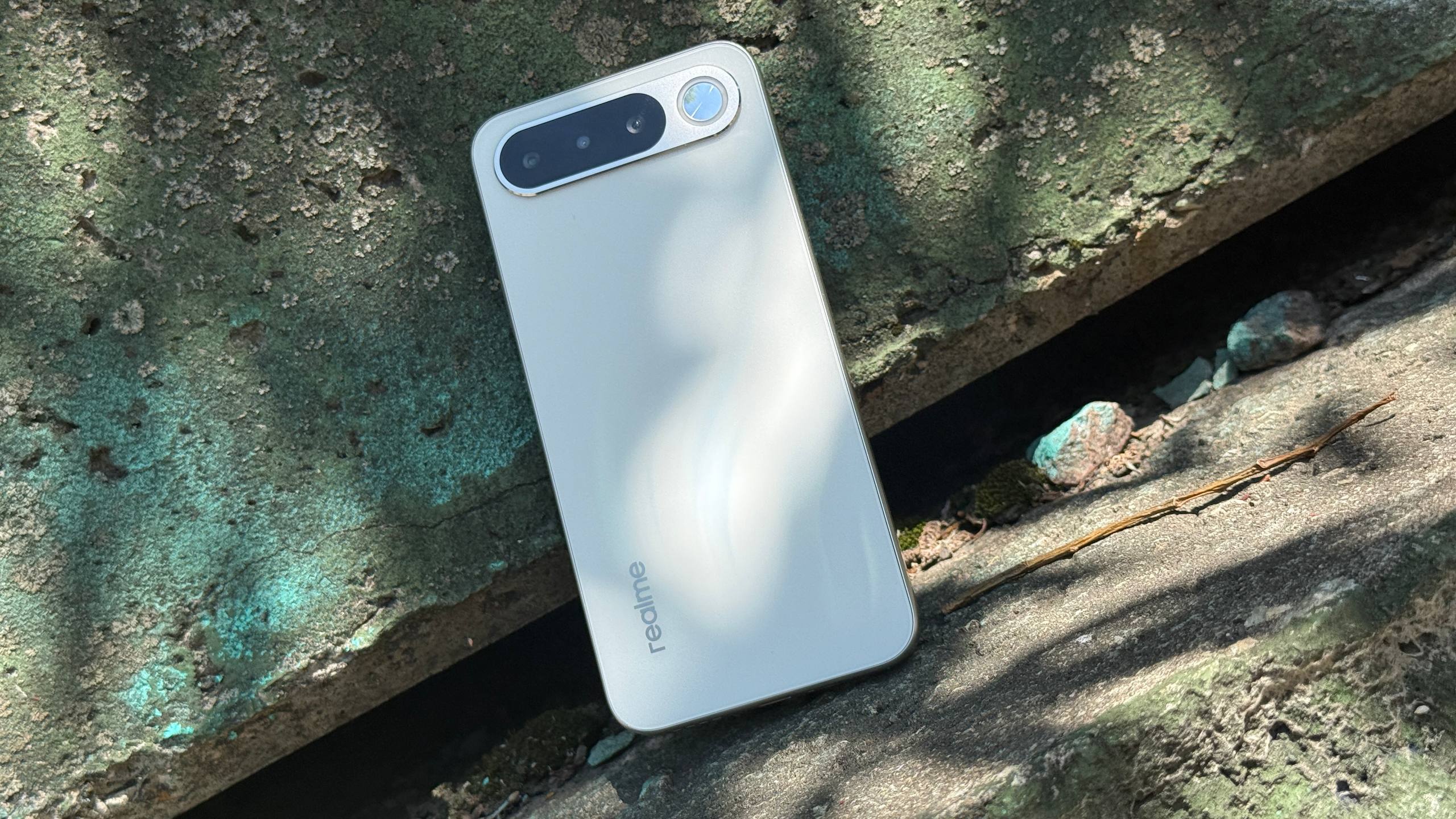 Realme 16 5G — блок камер и логотип realme на задней панели