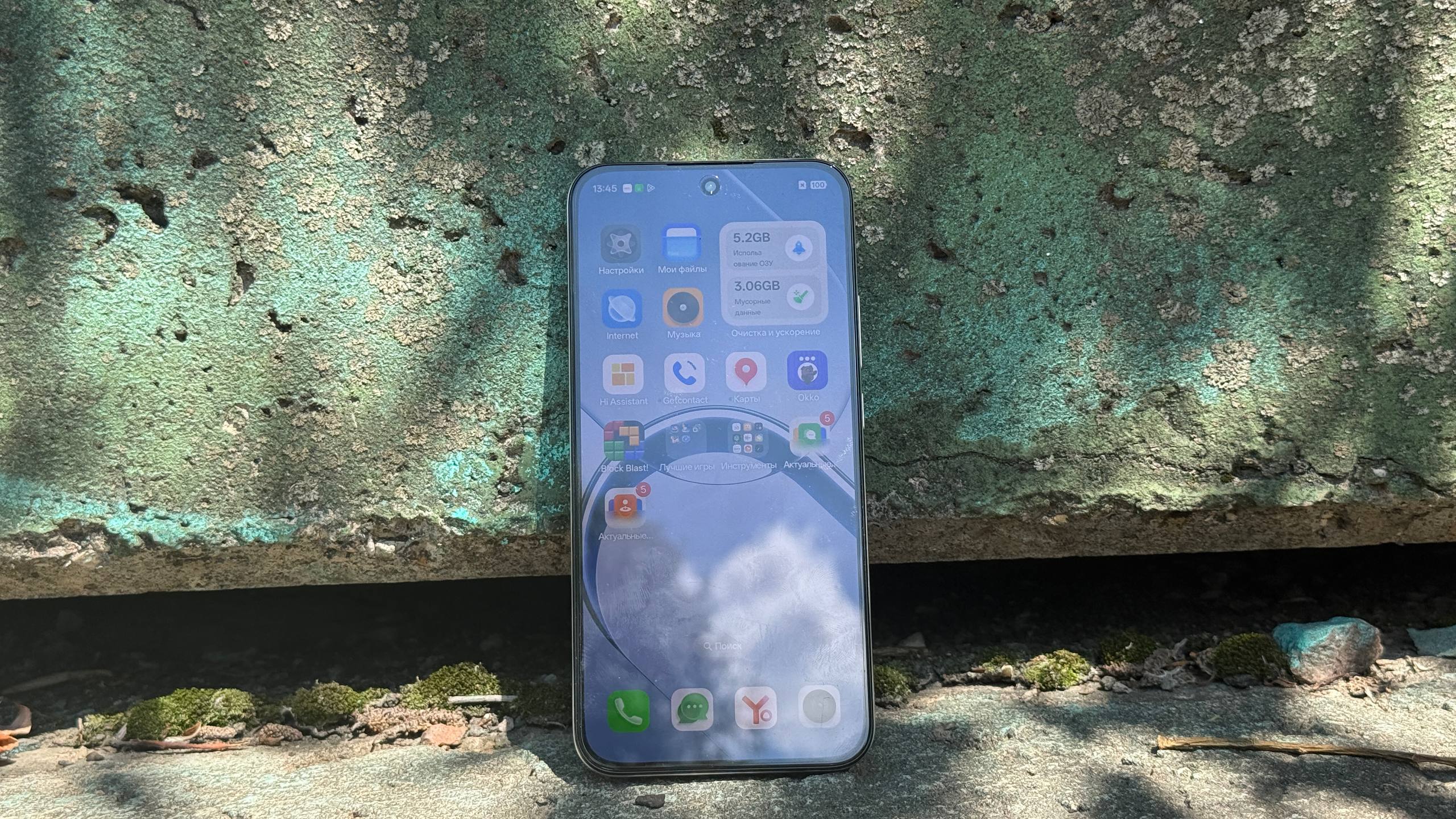 Realme 16 5G прислонён к стене, экран с рабочим столом
