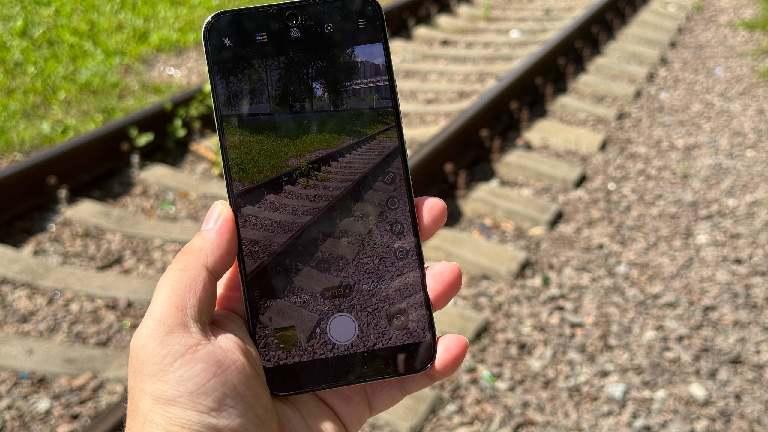 Съёмка на камеру realme 16 5G у железной дороги на солнце