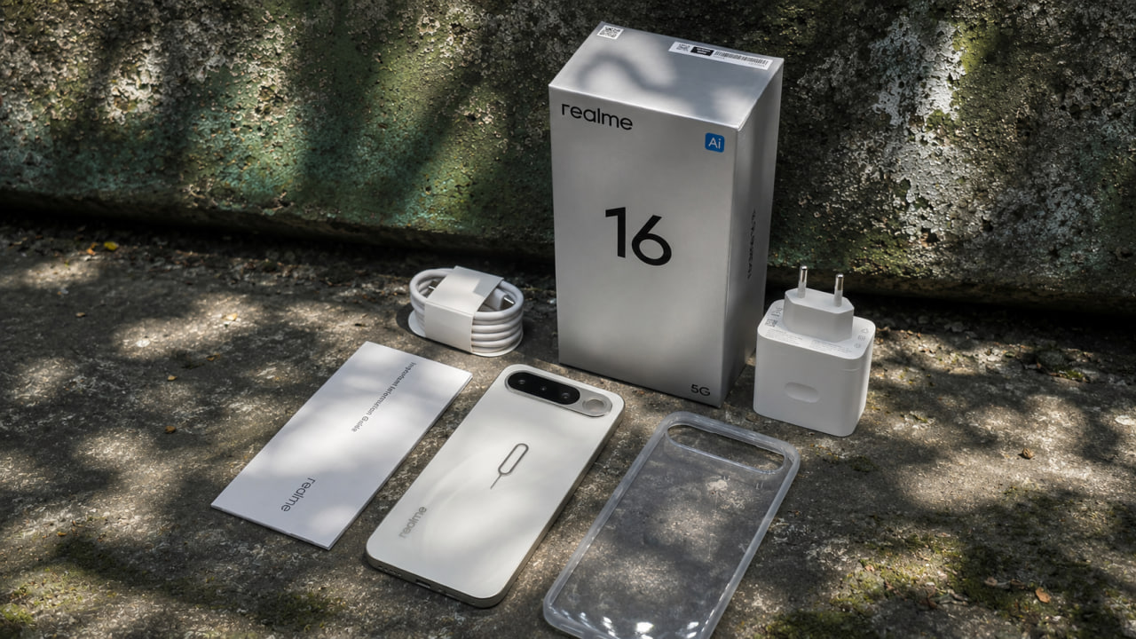 Комплектация realme 16 5G — смартфон, коробка, зарядка, кабель, чехол и документы