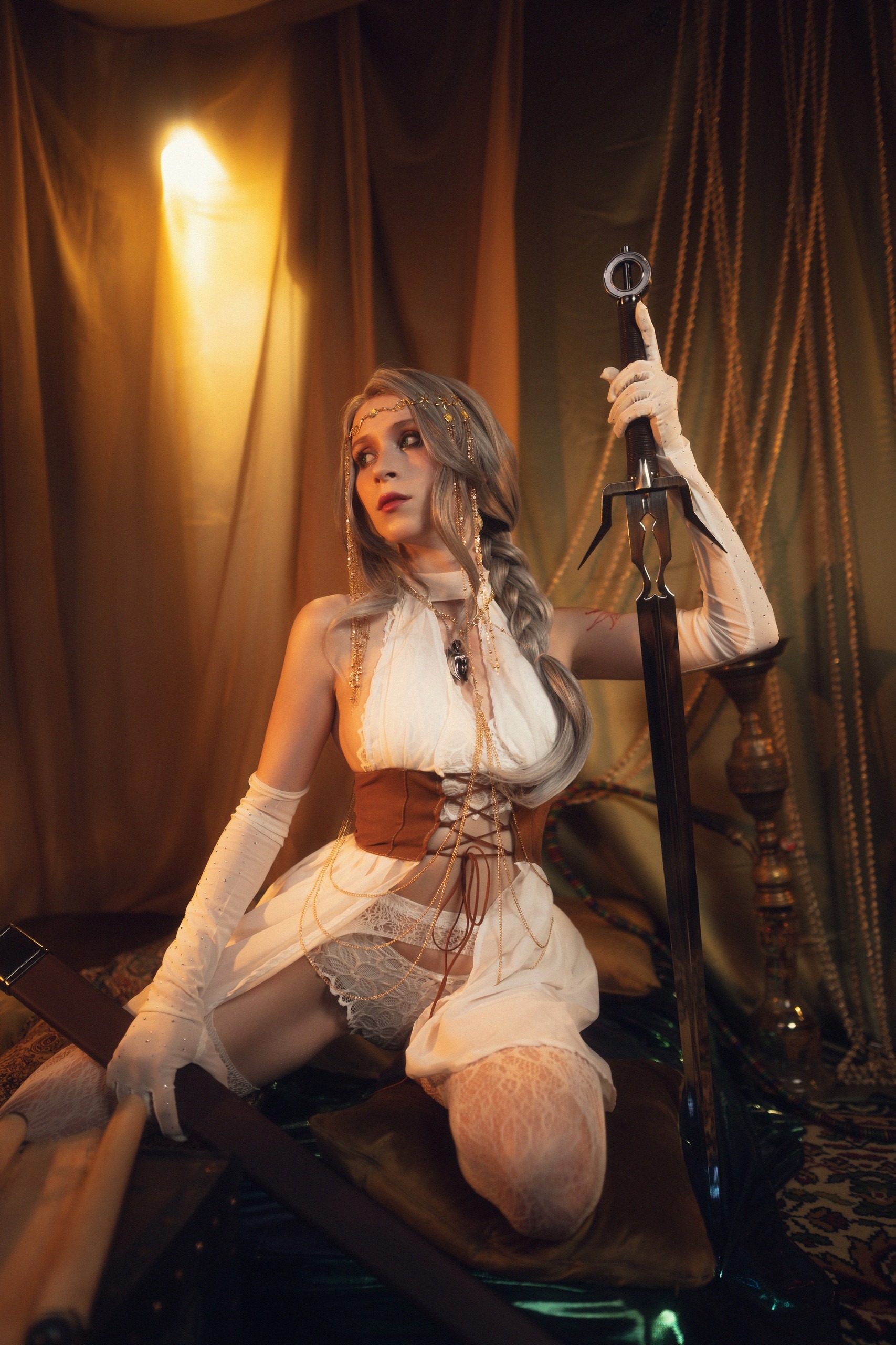 Цирилла с клинком: атмосферный косплей The Witcher