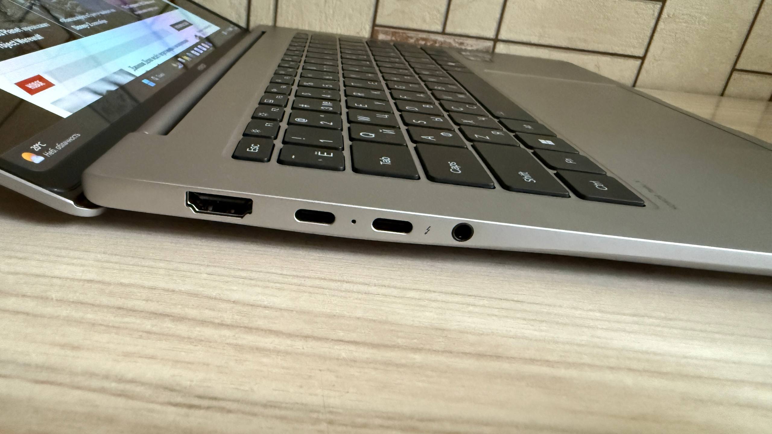 Левая сторона HONOR MagicBook Pro 14 2026
