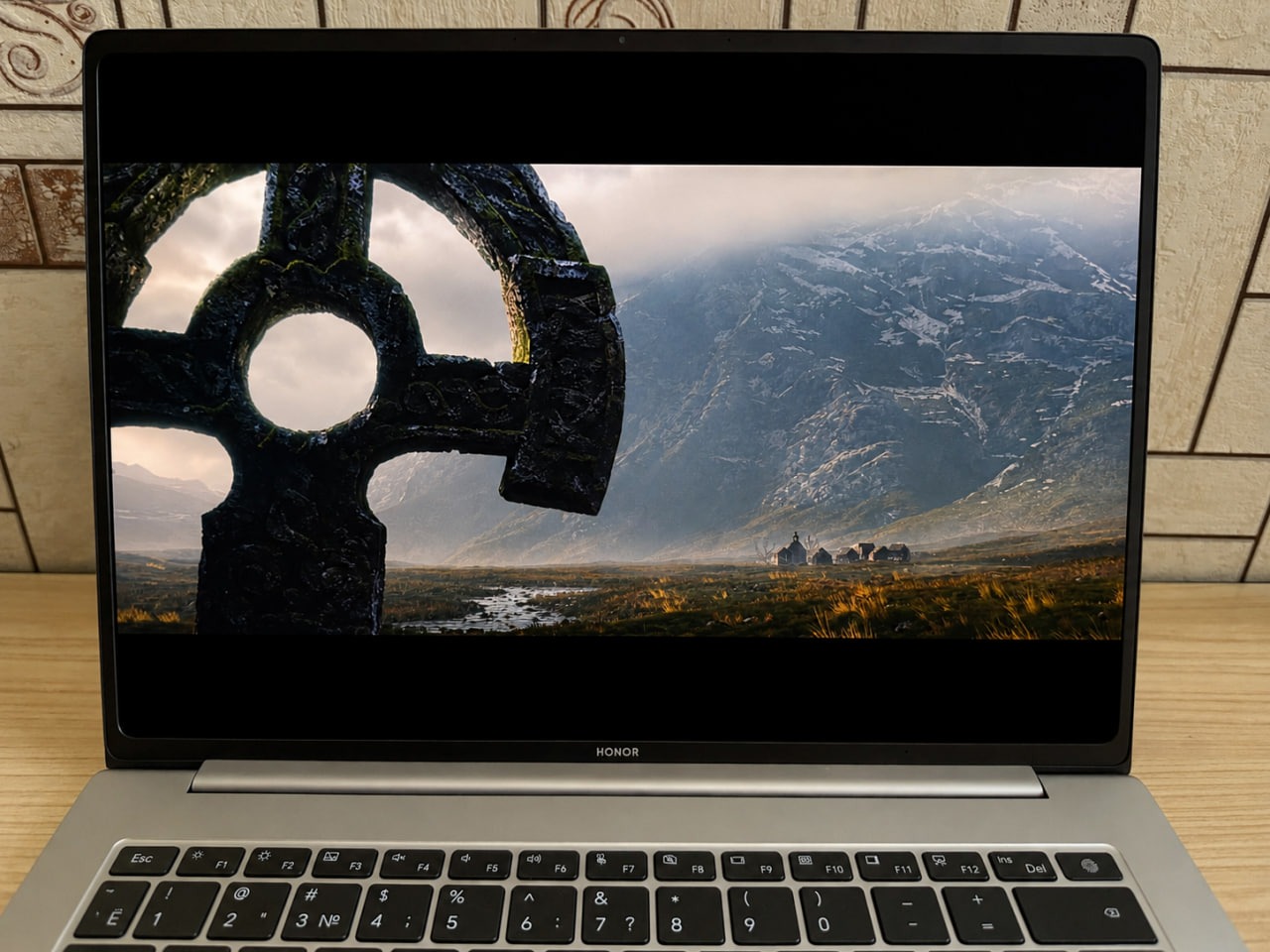 Фильм на HONOR MagicBook Pro 14