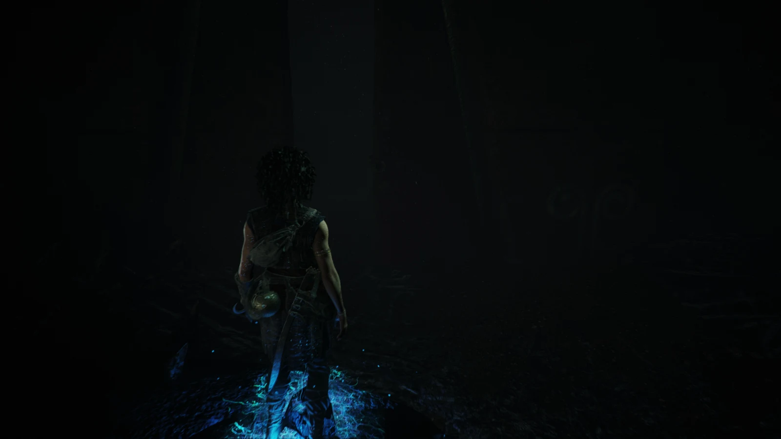 София в тёмном проходе над синим свечением — Resonance: A Plague Tale Legacy