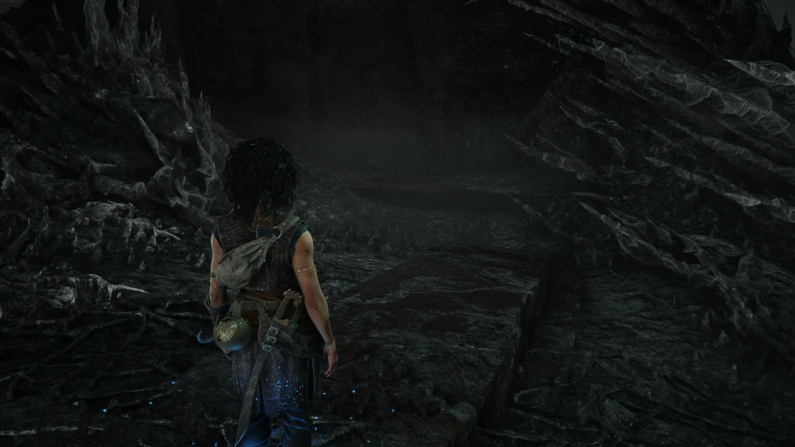 София проходит между скалами и корнями — Resonance: A Plague Tale Legacy