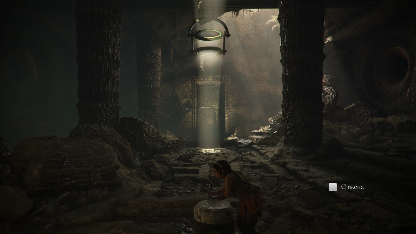 София под подвесным светильником в каменном проходе — Resonance: A Plague Tale Legacy