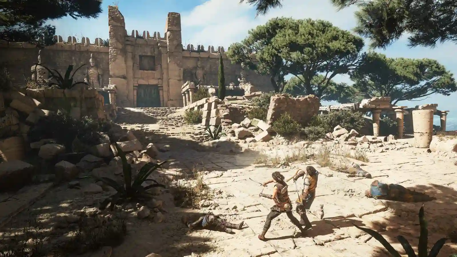 Две фигуры бегут по дороге у древнего города — Resonance: A Plague Tale Legacy