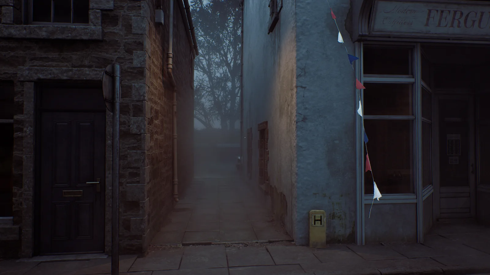 Узкий проход между каменным домом и зданием магазина в тумане в Silent Hill: Townfall