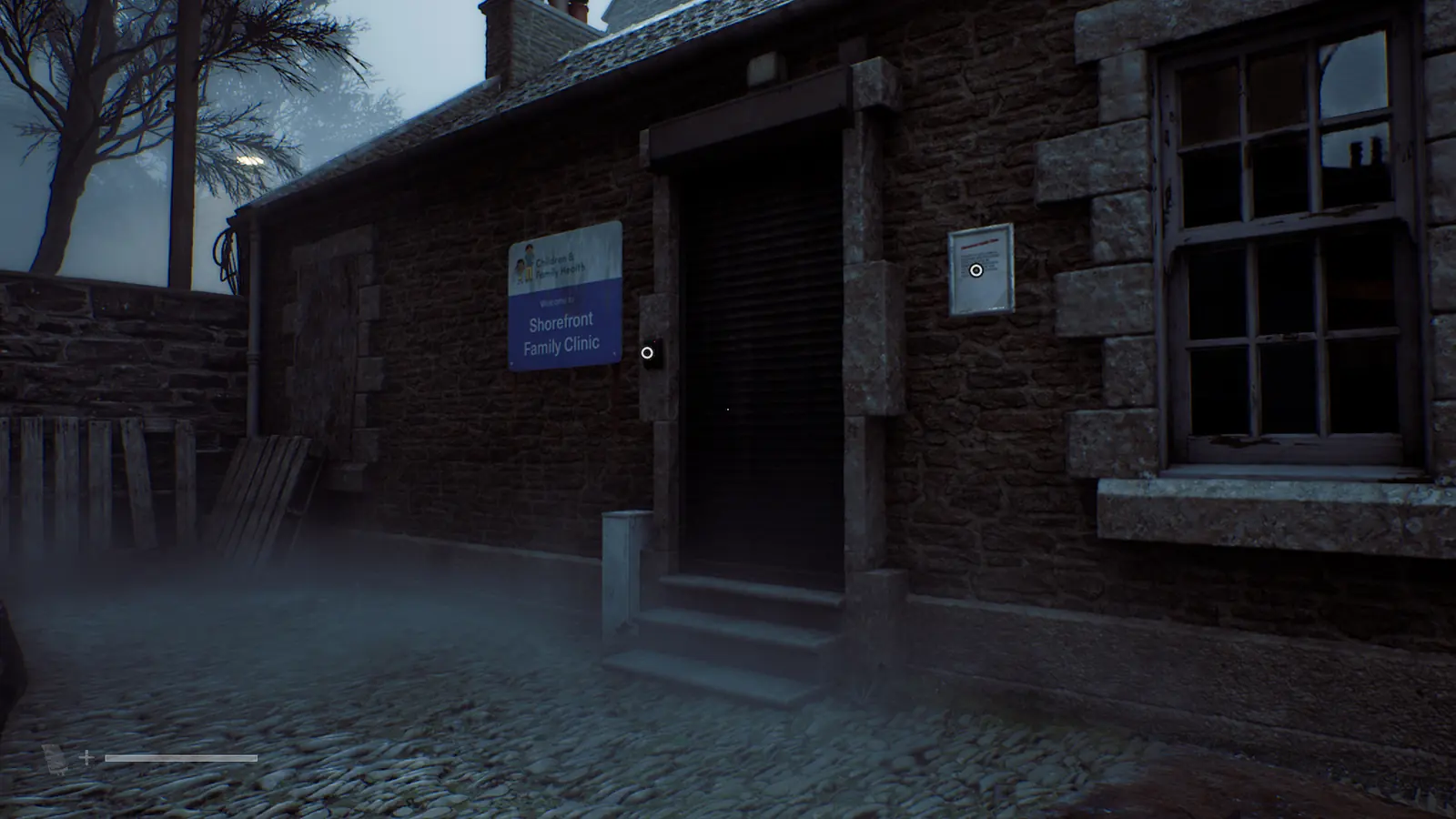 Боковой вход в каменное здание клиники с синей табличкой в Silent Hill: Townfall