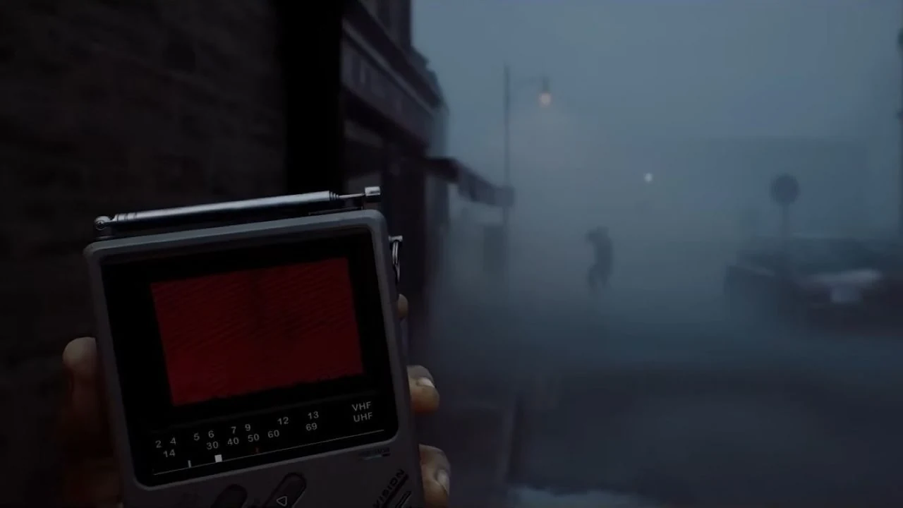 Портативный CRTV с красным экраном на фоне туманной улицы в Silent Hill: Townfall