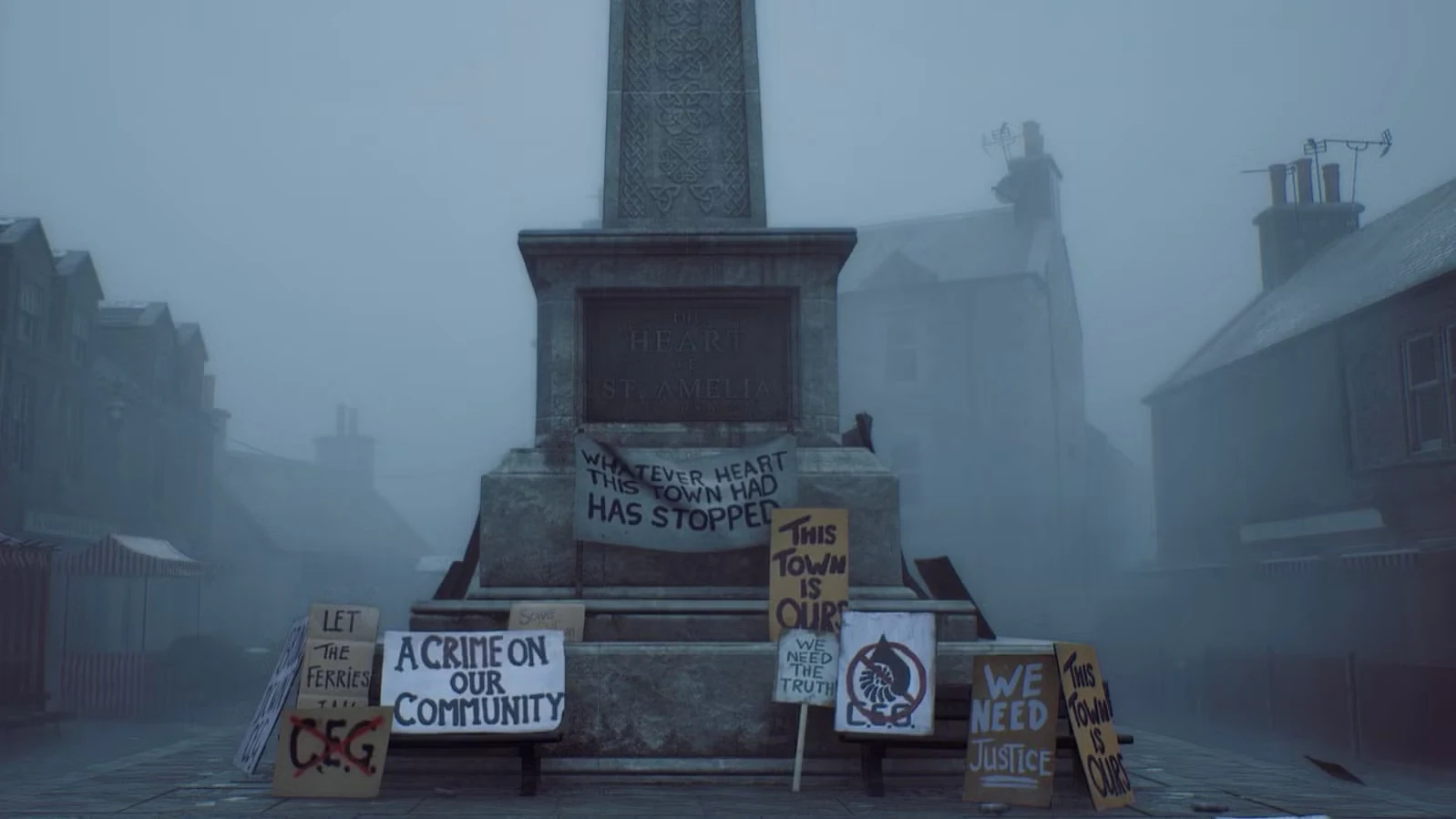 Памятник на туманной городской площади с плакатами у постамента в Silent Hill: Townfall