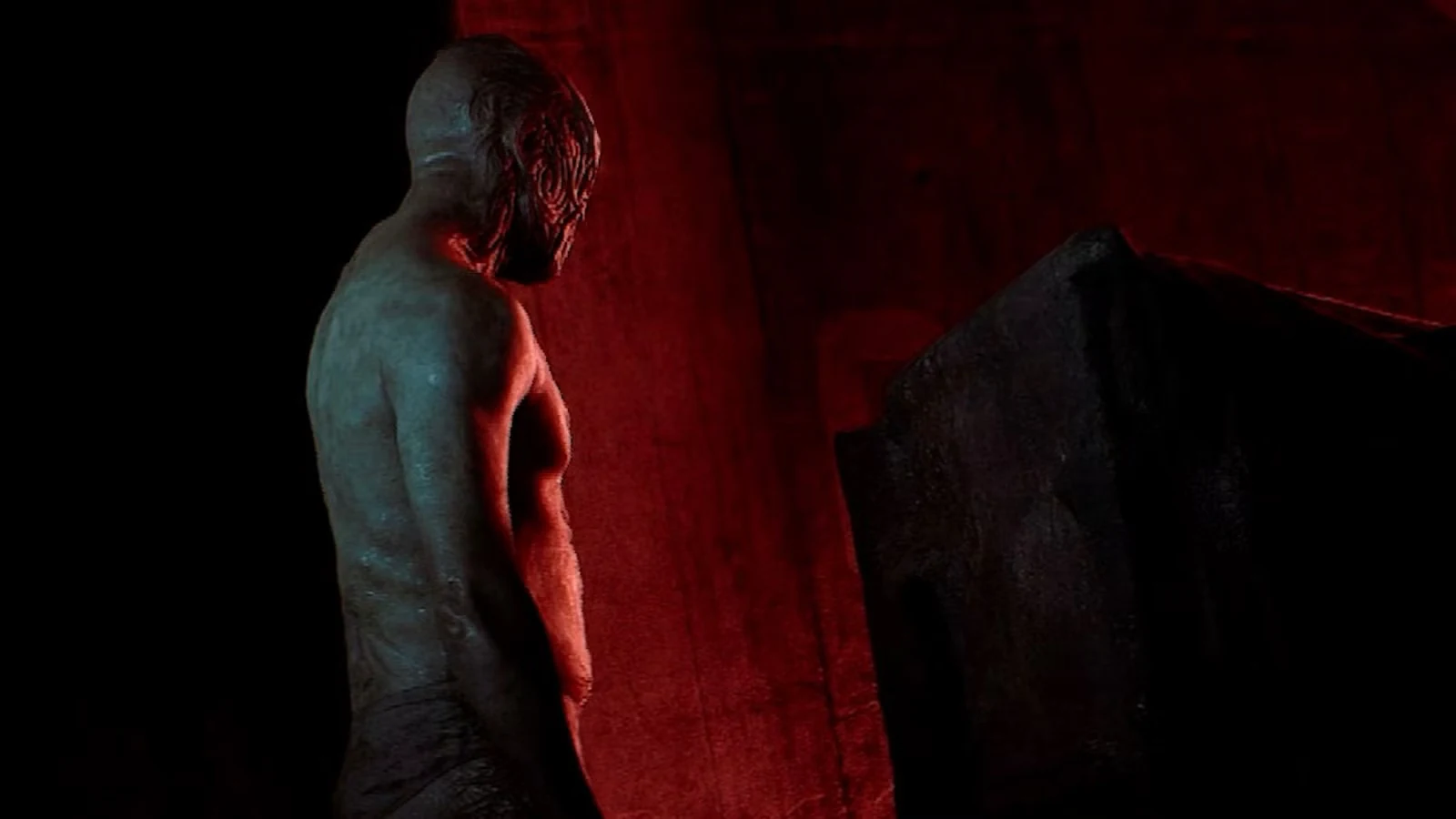 Существо рядом с массивным тёмным объектом в красном свете в Silent Hill: Townfall