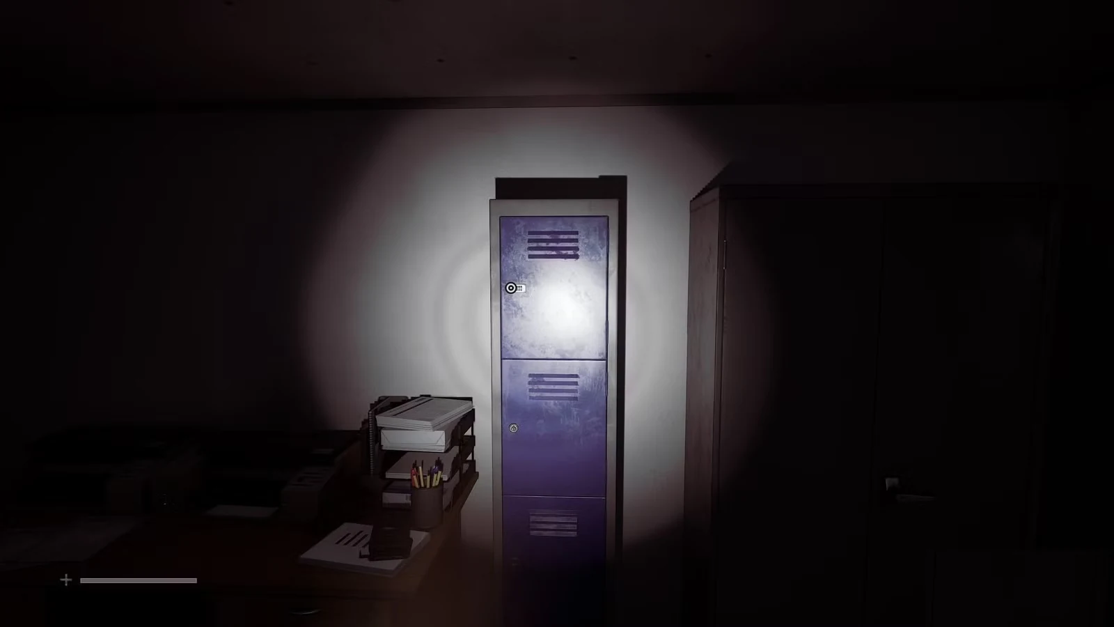 Одинокий синий шкафчик, освещённый фонарём в тёмном помещении в Silent Hill: Townfall