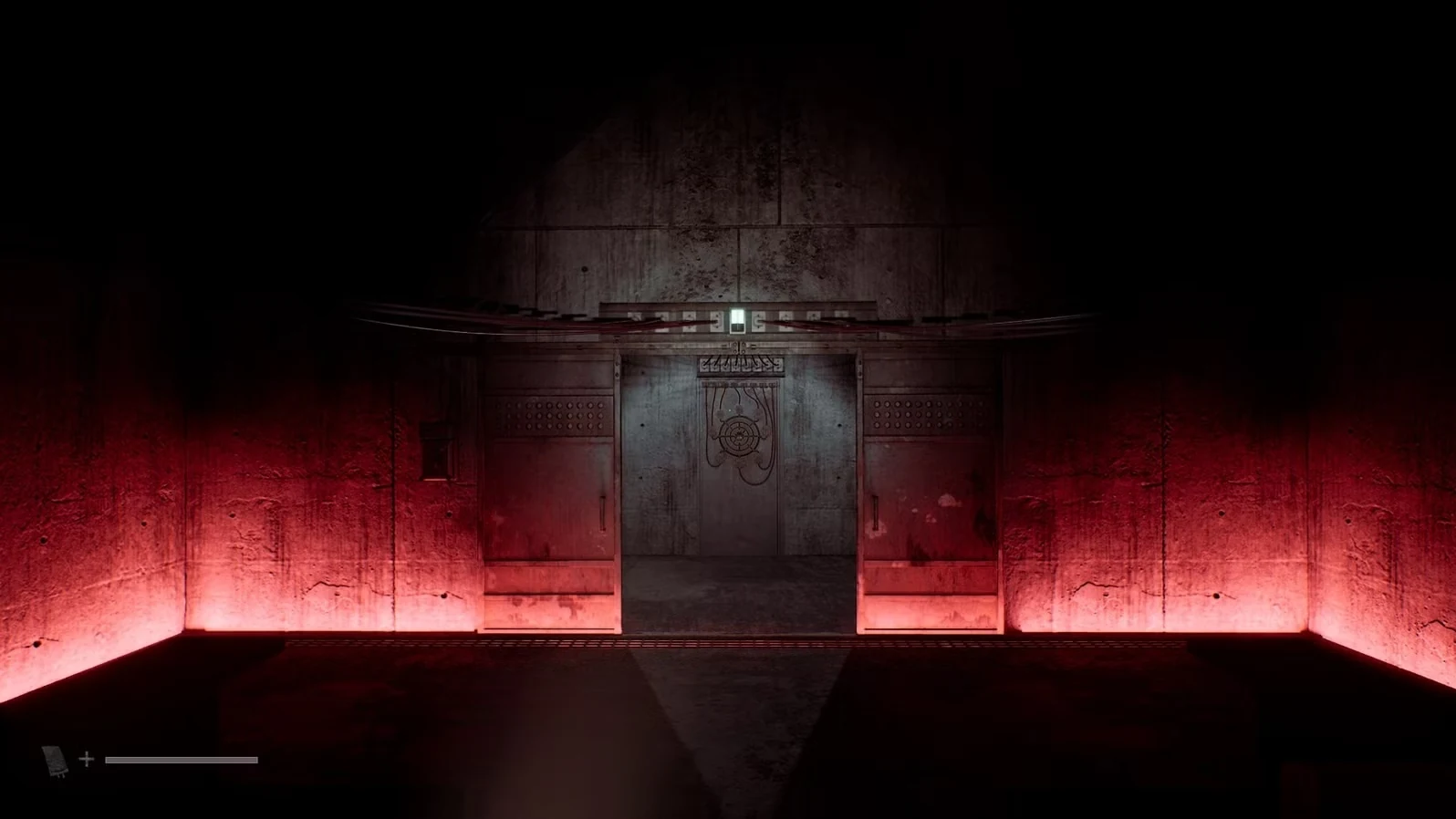 Тёмный зал с красной подсветкой и металлической дверью впереди в Silent Hill: Townfall