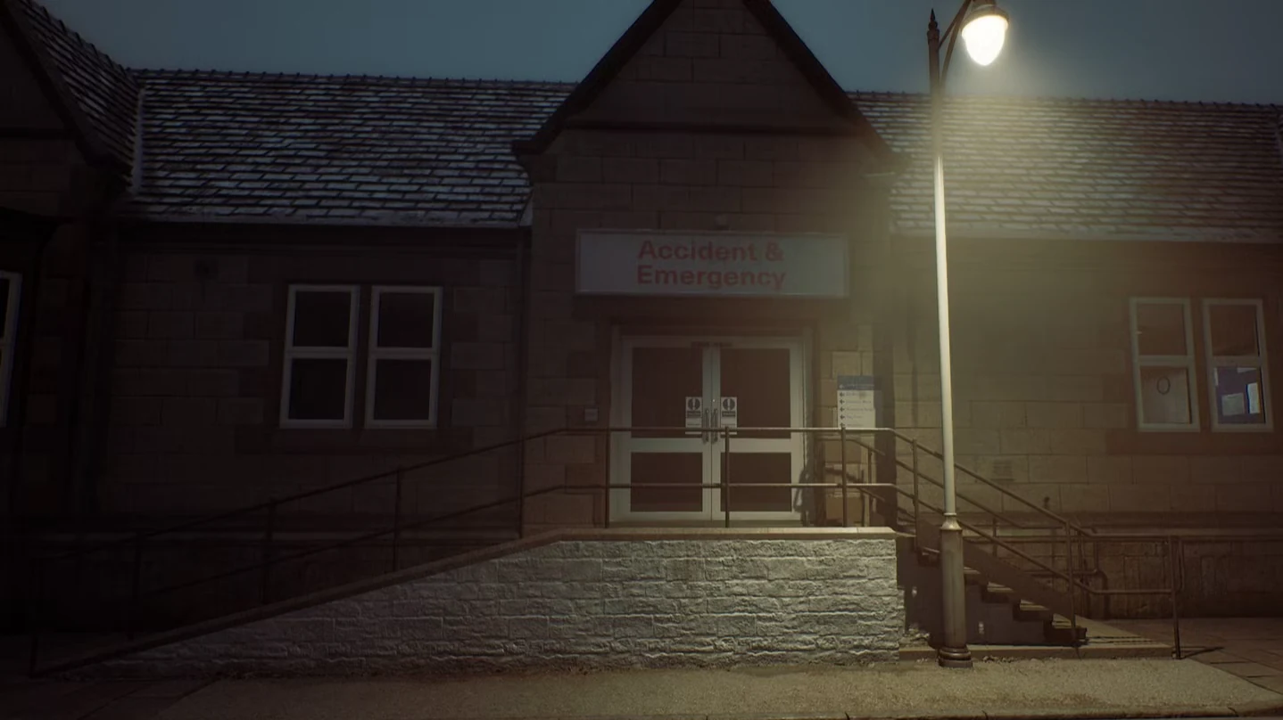Вход в медицинское здание с пандусом под уличным фонарём в Silent Hill: Townfall