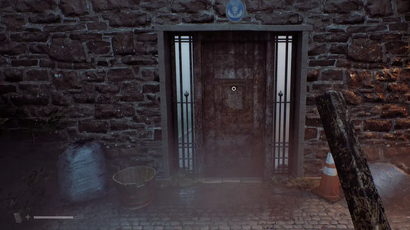 Металлическая калитка в каменной стене у входа в парк в Silent Hill: Townfall