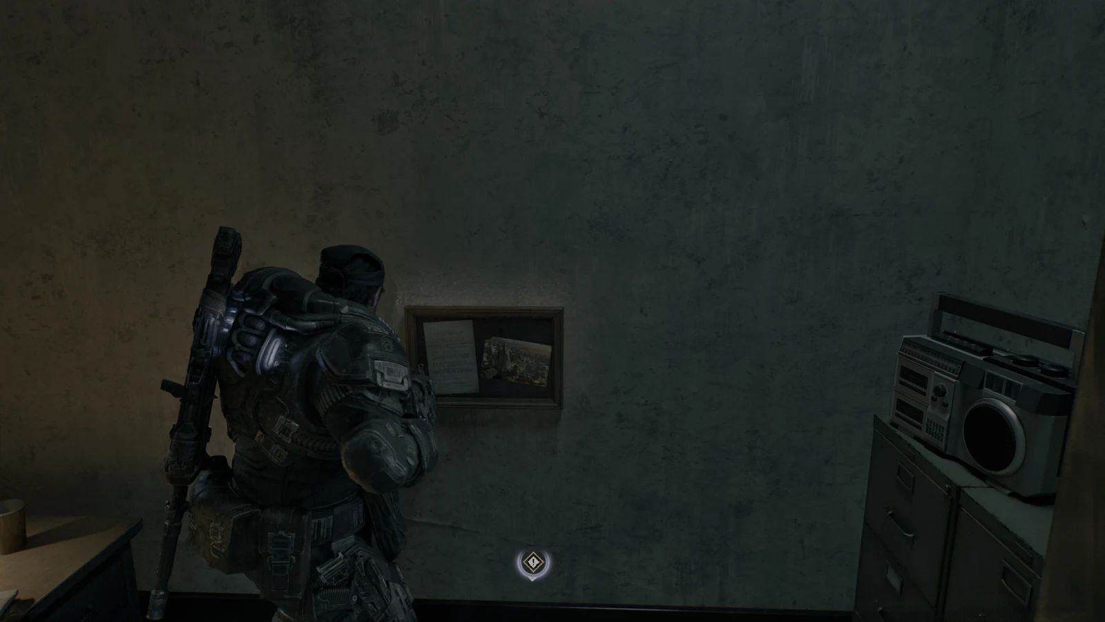 Боец у письменного стола в квартире — Gears of War: E-Day