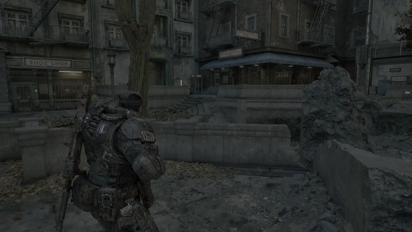 Боец на балконе над городской площадью — Gears of War: E-Day