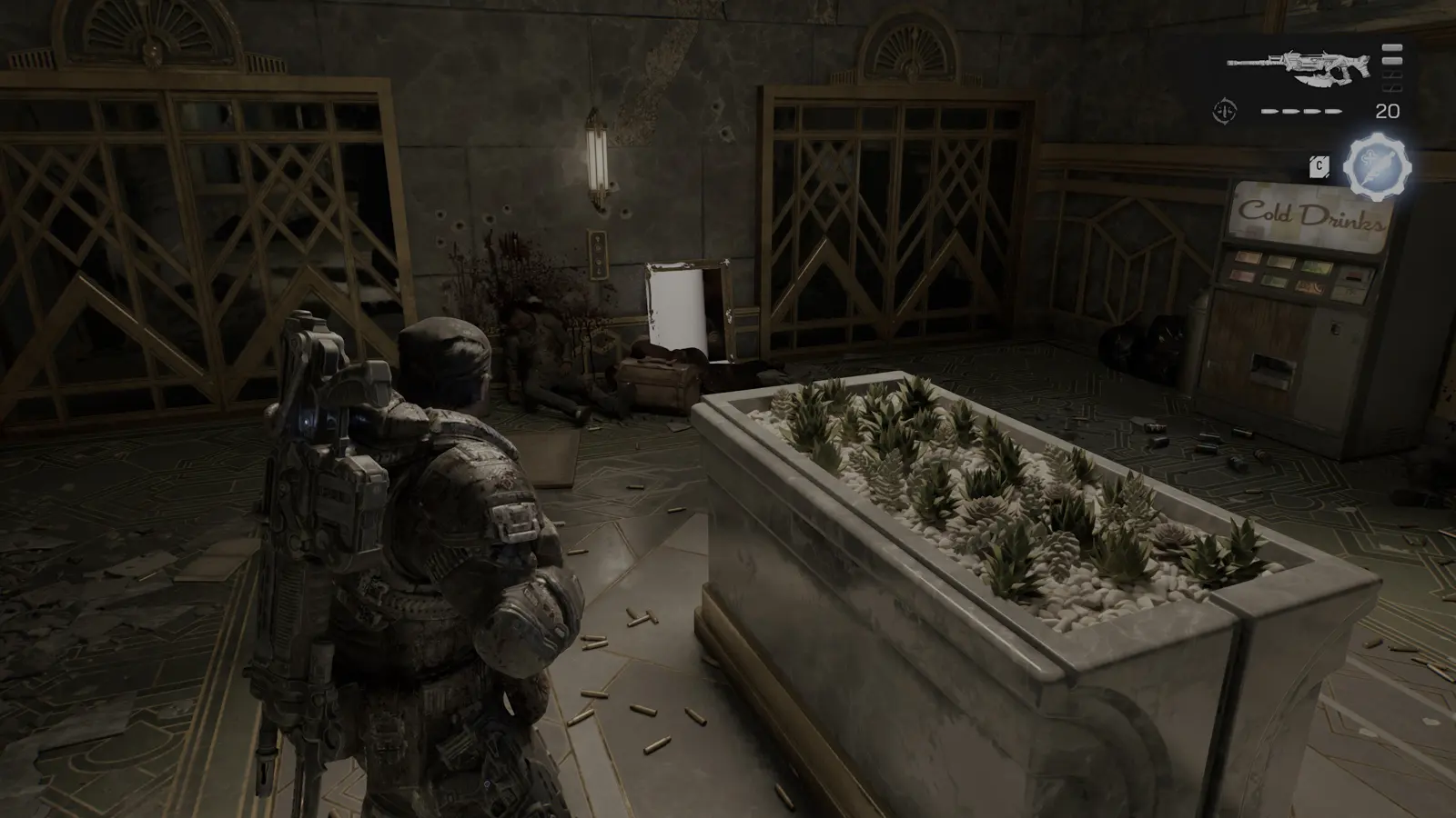 Светлый кейс на площадке у клумбы — Gears of War: E-Day