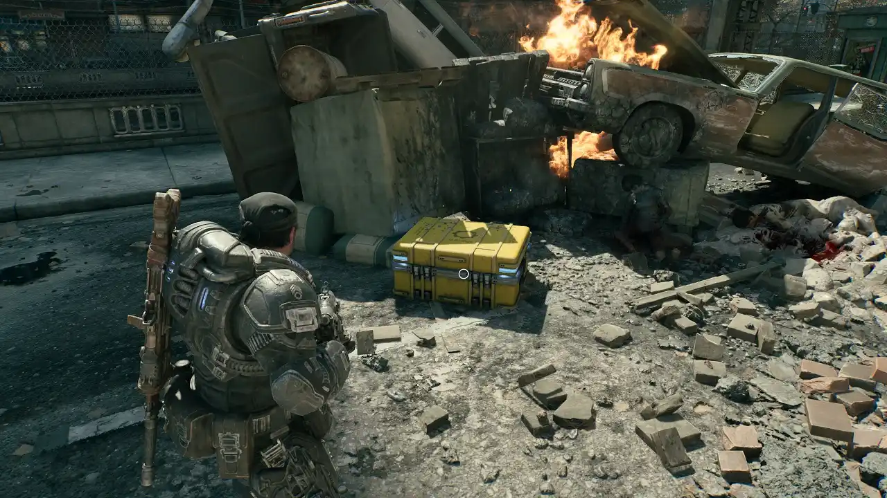 Боец у жёлтого кейса среди разбитых автомобилей — Gears of War: E-Day