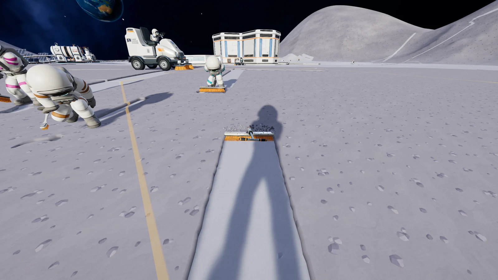 Уборка лунной поверхности ручным инструментом в Moon Sweepers