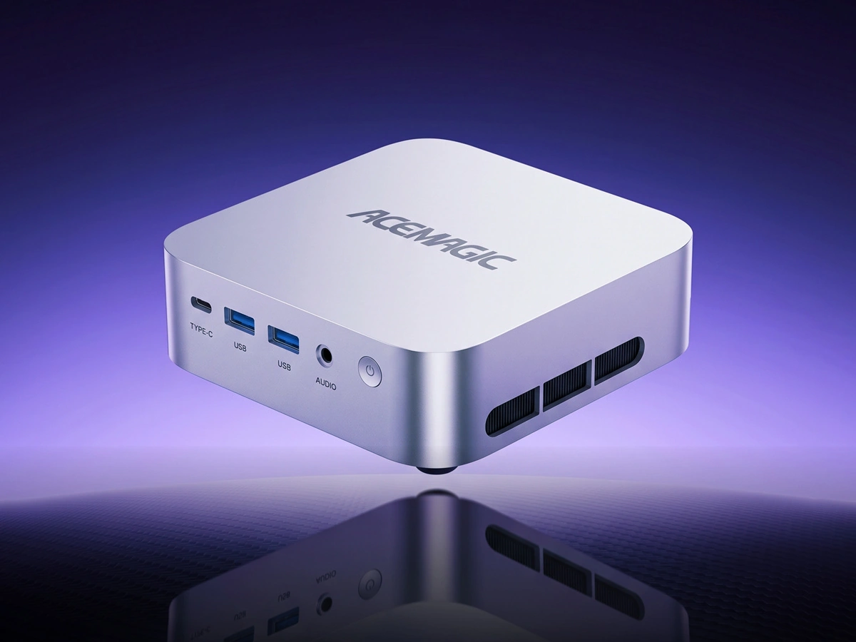 Серебристый мини-ПК Acemagic W1 с USB-разъёмами спереди и вентиляционными отверстиями сбоку