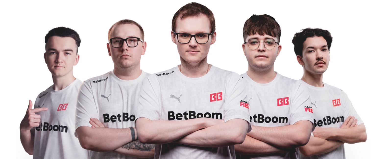 Пять игроков состава BetBoom по CS2 в белых командных футболках на официальном фото
