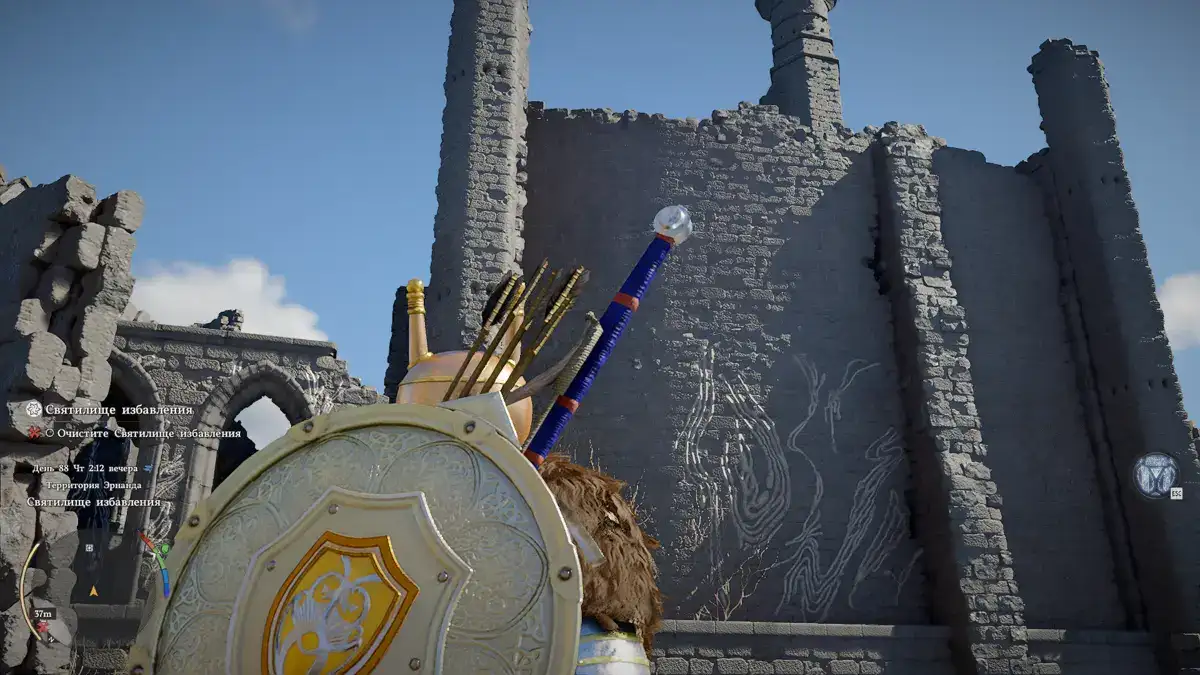 Высокая каменная стена рядом с руинами