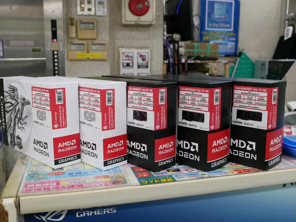 Пять коробок видеокарт Crowxis Radeon RX 9070 XT, RX 9070 GRE и RX 9060 XT на прилавке японского магазина