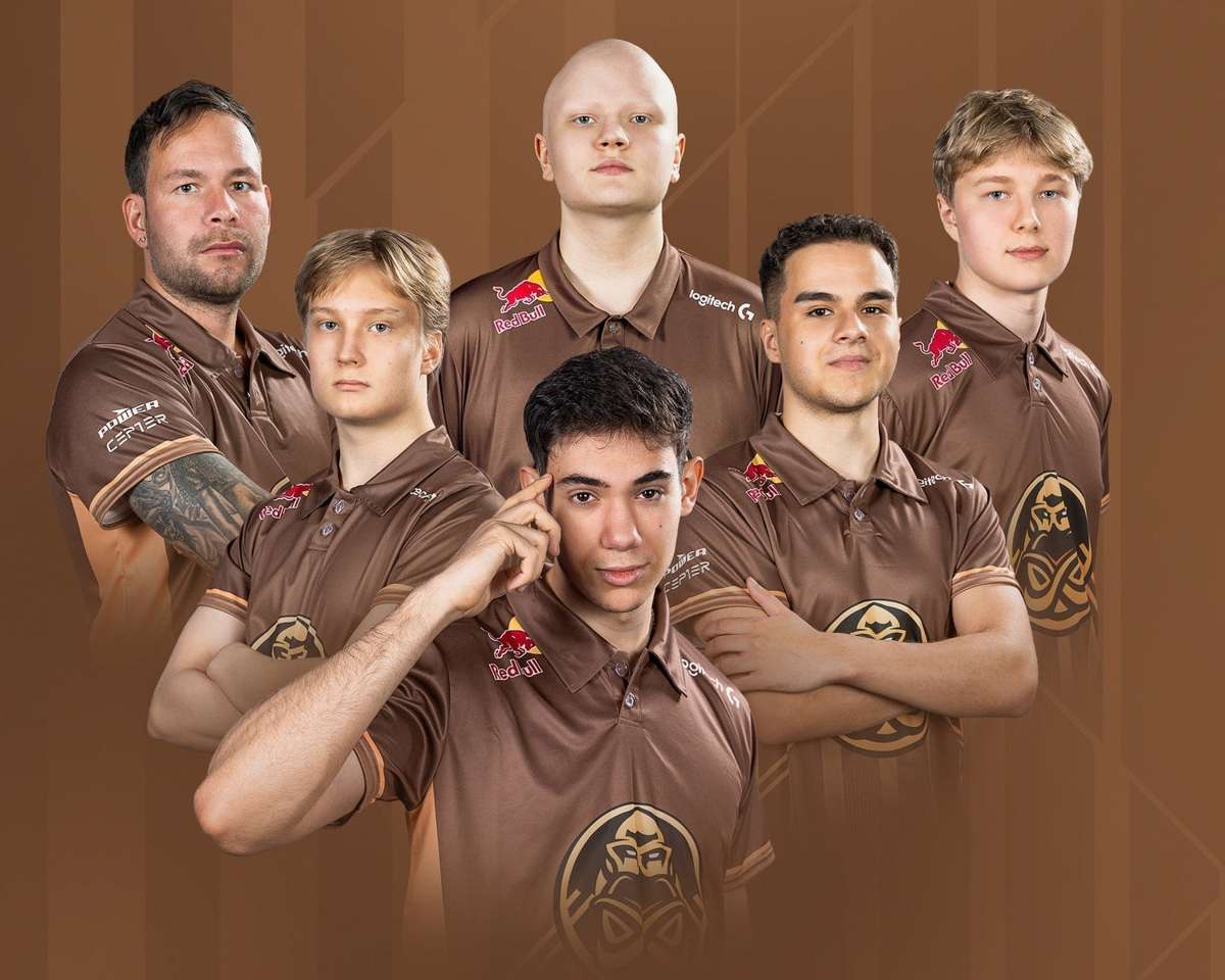 Пять игроков и тренер ENCE в коричневых командных футболках на коричневом фоне
