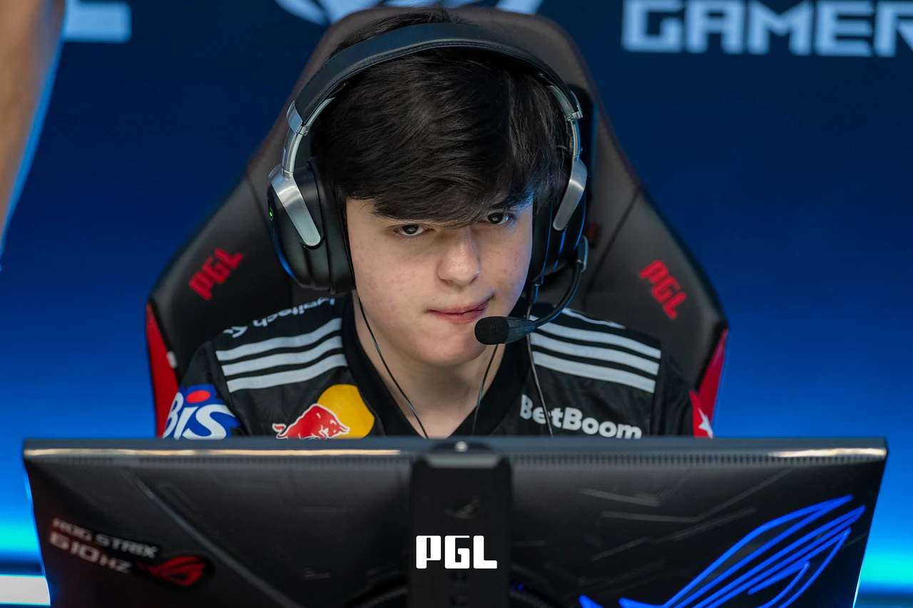 Игрок FURIA molodoy в гарнитуре за монитором PGL на архивном турнирном фото