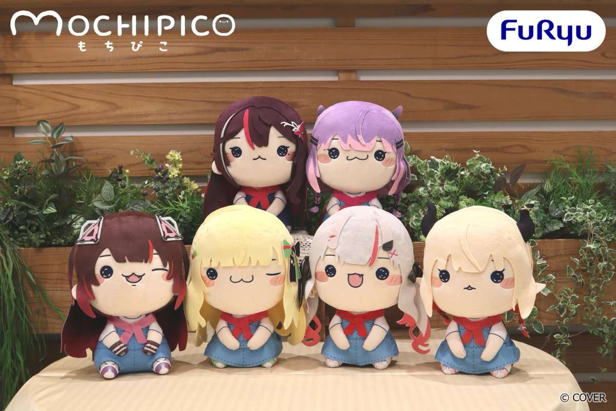 Шесть мягких игрушек hololive Mochipico BIG в синих костюмах сидят на деревянной скамье