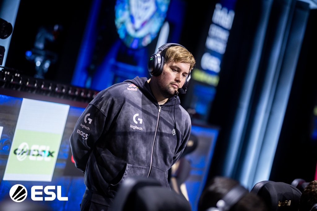 Тренер G2 sAw в серой командной куртке и гарнитуре стоит за игроками на сцене ESL