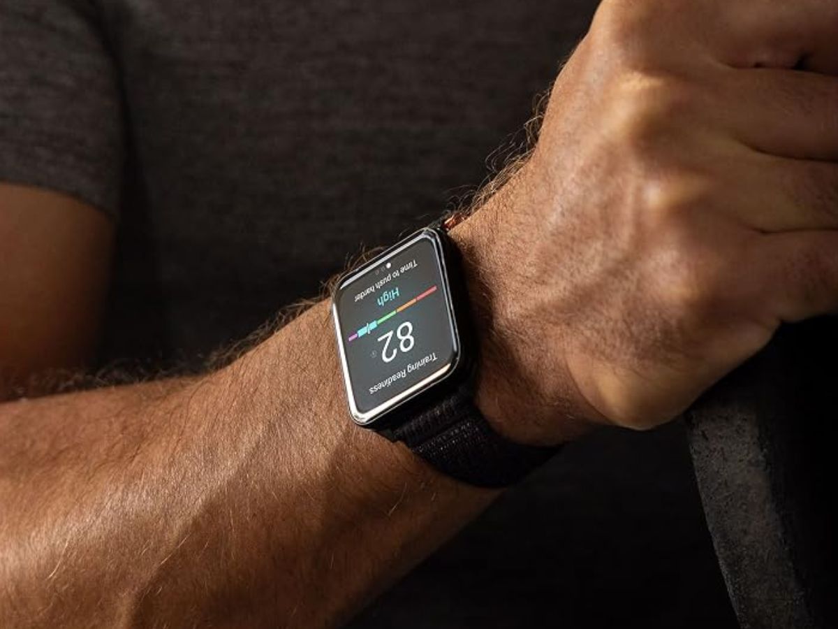 Часы Garmin Venu X1 с чёрным ремешком на запястье и показателем готовности к тренировке на экране