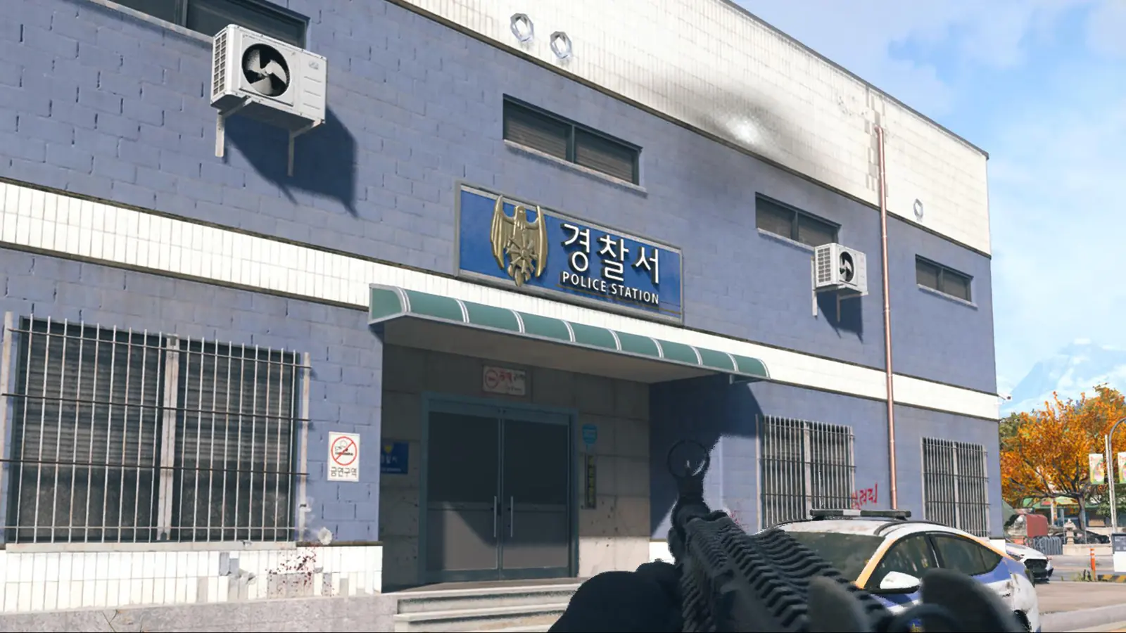 Синий фасад полицейского участка с вывеской Police Station в MW4 DMZ