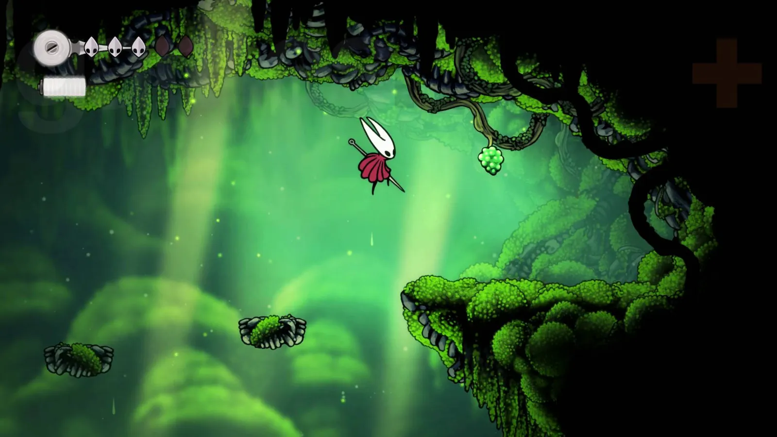Хорнет прыгает возле зелёной ягоды в Moss Grotto