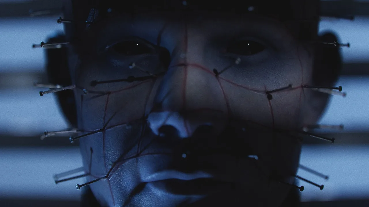 Лицо Пинхэда крупным планом в синем освещении в Hellraiser: Revival
