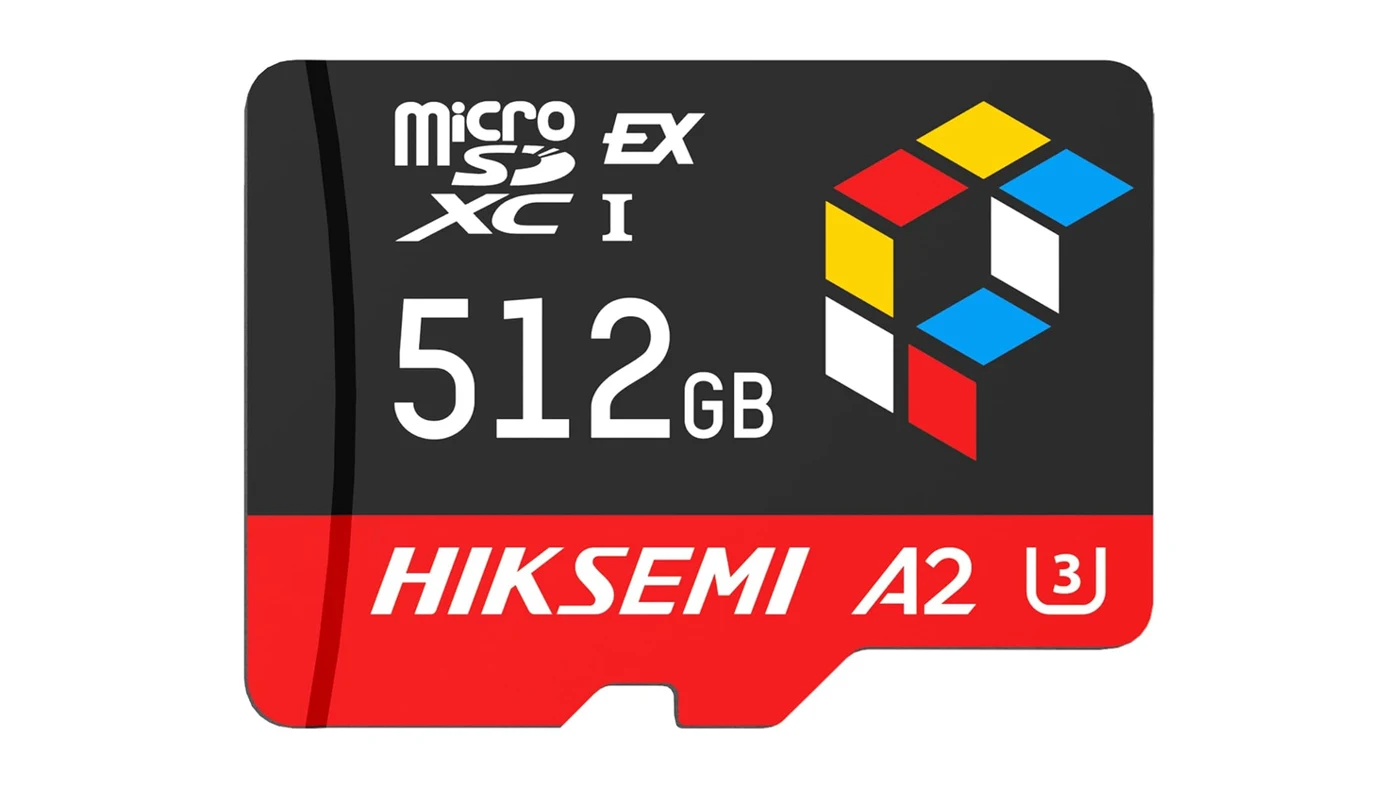 Чёрно-красная карта HIKSEMI microSD Express на 512 ГБ с цветным кубом и маркировками A2 и U3 на белом фоне