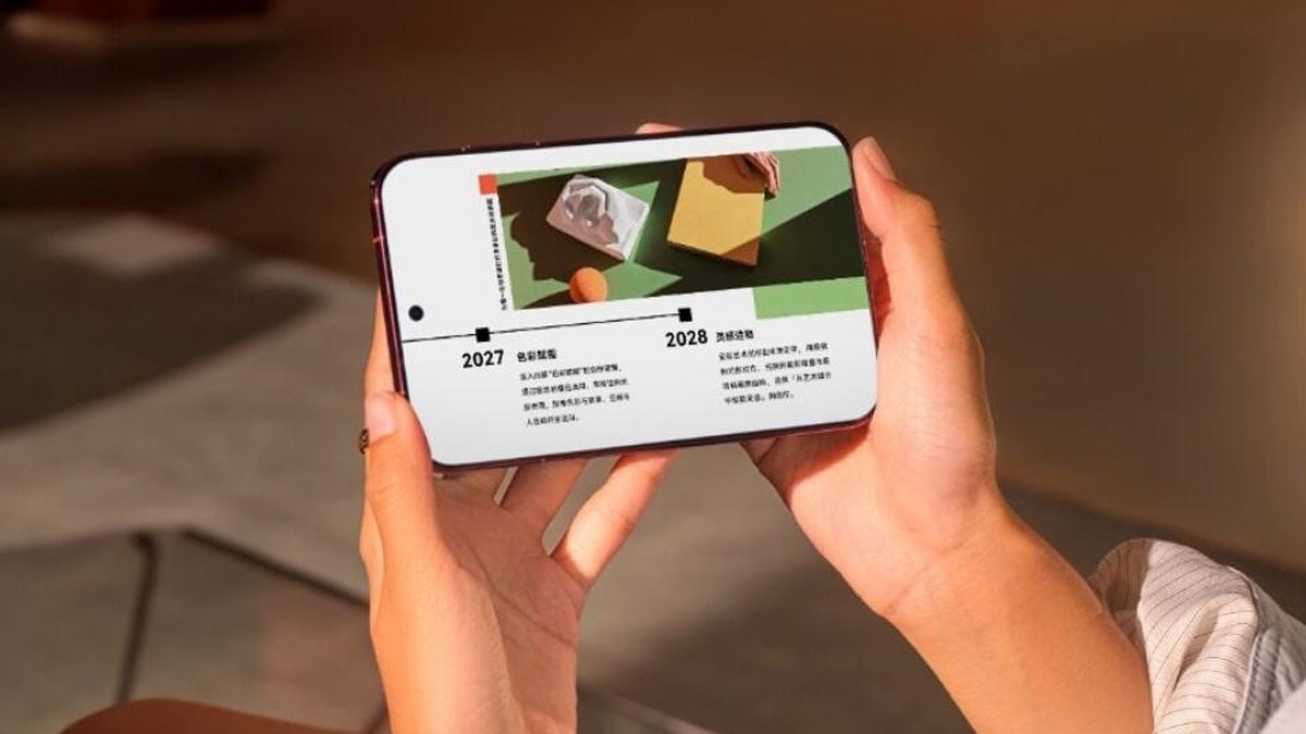 Широкоформатный смартфон Huawei Pura X View в руках пользователя
