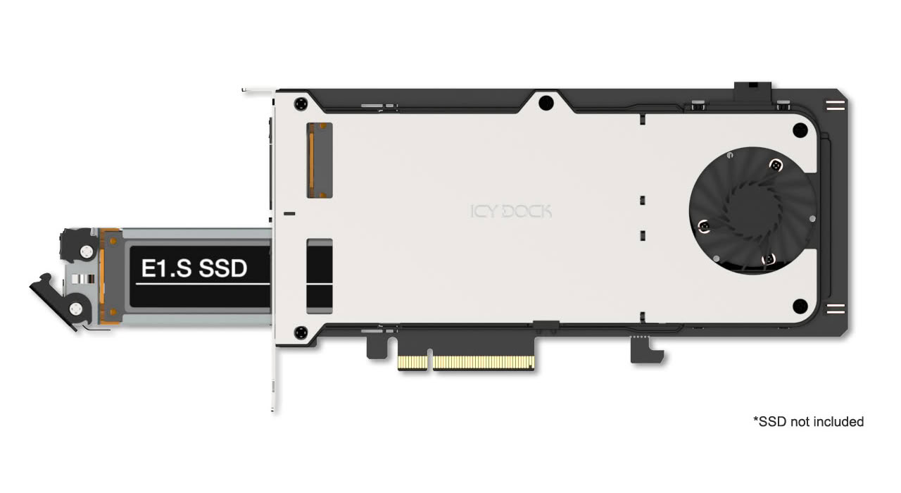 Адаптер Icy Dock MB303E5P-B с вентилятором и выдвинутым лотком E1.S SSD на белом фоне